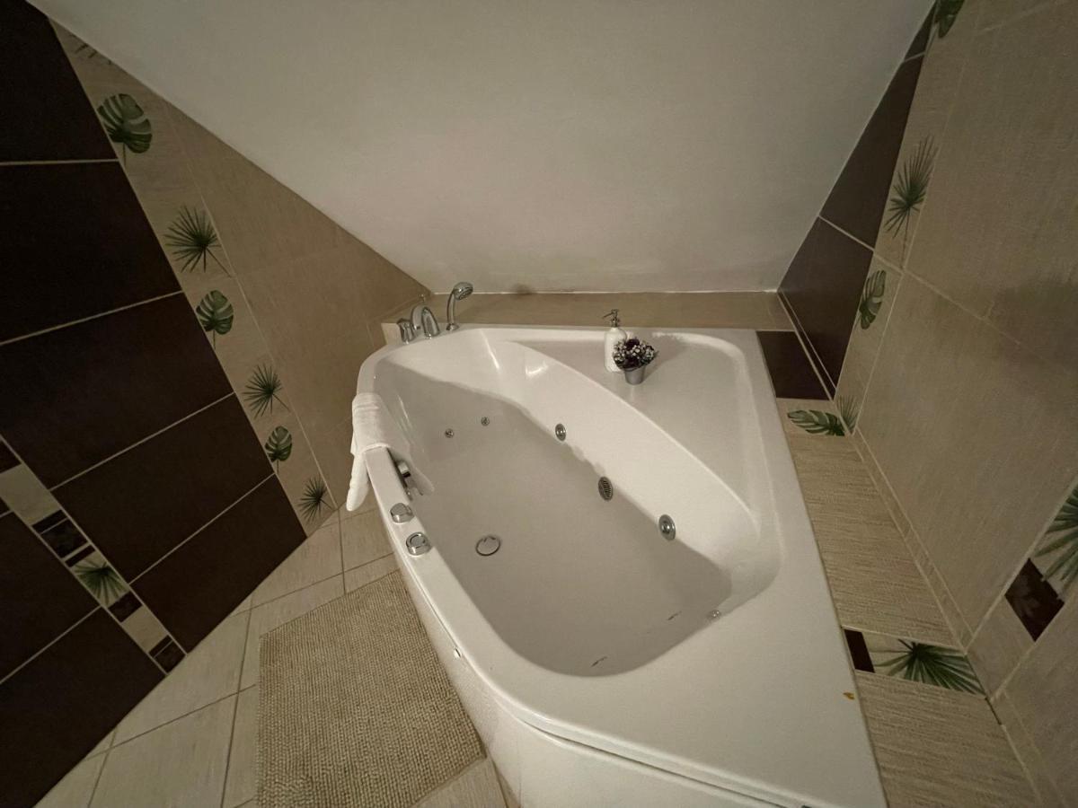 Hotel Tyrol I Restauracja Zycie Gruzji Osielsko Εξωτερικό φωτογραφία